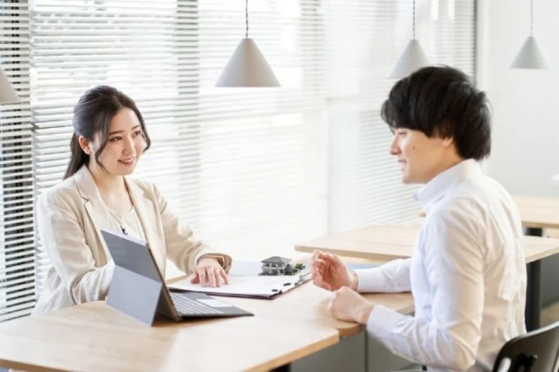 blog-business-insights-discussion-between-2-people